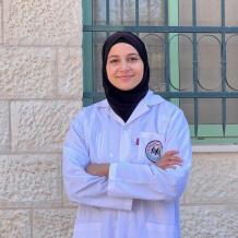 خريجة كلية الصيدلة من الجامعة العربية الأمريكية رزان سباعنة تجمع بين التفوق والبحث العلمي والطموح المهني