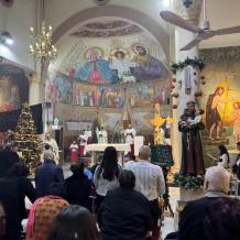 بعد عامين من الإبادة … الاحتفال بعيد الميلاد المجيد وإقامة القداس والصلوات في غزة (صور)