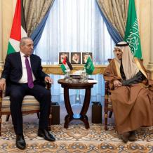 الشيخ يبحث مع وزير الخارجية السعودي تطورات الأوضاع بالضفة وغزة