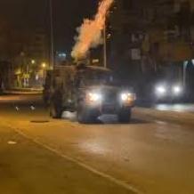 الاحتلال يعتقل مواطنا ويستولي على مركبته في قرية سوسيا