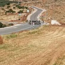 مستوطن يغلق طريقا زراعيا في المغير شرق رام الله