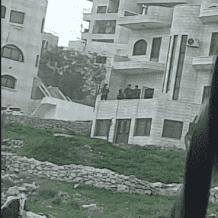 قوات الاحتلال تحوّل منزلا إلى ثكنة عسكرية في حزما شمال شرق القدس