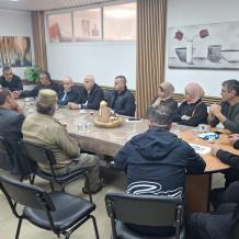 بلدية عزون تستقبل مدير مديرية الشؤون المدنية في قلقيلية وتبحث تداعيات إغلاق مداخل البلدة