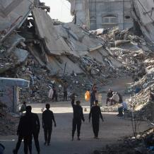 10 شهداء بينهم 4 أطفال في قصف الاحتلال خيام ومباني نازحين في غزة