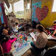 خاص| بالألوان يداوون الحرب: فنانة تحوّل الرسم إلى علاج نفسي لأطفال غزة