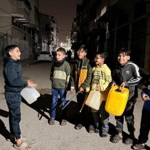 بإيقاع الجالونات والفوانيس اليدوية.. أطفال غزة يصنعون فرحة رمضان رغم الحرب