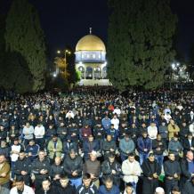 صور| 100 ألف مصلٍ يؤدون العشاء والتراويح في المسجد الأقصى