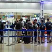 دول تجلي دبلوماسييها وتطلب من مواطنيها تجنب السفر لإسرائيل وإيران