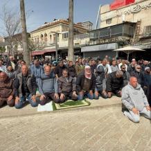 المقدسيون يؤدون صلاة الجمعة الأخيرة من رمضان على مقربة من الأقصى
