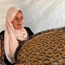طقوس العيد لا تموت: نساء غزة يخبزن الكعك والمعمول بين خيام النازحين