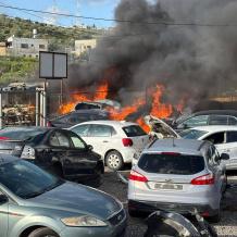 مستوطنون يحرقون مشطبا للمركبات في دير شرف وخيمة في المسعودية