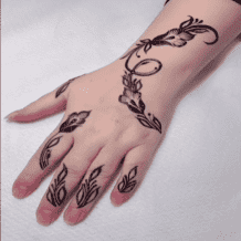 رجاء ماضي تحوّل رسم الحنّة إلى مصدر دخل وتدريب للفتيات