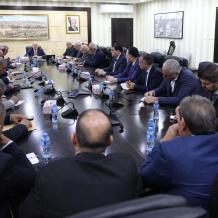 رئيس الوزراء يترأس اجتماعا مع المحافظين ووزراء الاختصاص لتعزيز صمود المواطنين وضبط الأسواق