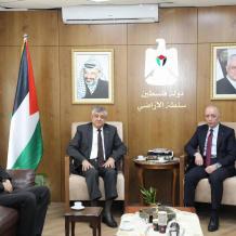 سلطة الأراضي تسلم تخصيصا لصالح وزارة الأشغال بمحافظة أريحا والأغوار