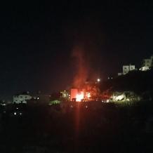 مستوطنون يهاجمون بيت امرين ويحرقون مركبتين