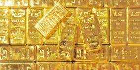 صعود الدولار يهبط بالذهب من أعلى مستوى