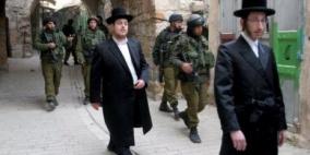 مستوطن يعتدي على طفل بالخليل ويصيبه بجروح في وجهه