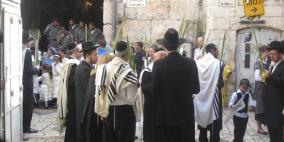 مستوطنون يؤدون طقوسا تلمودية في باحة 'قبة الرحمة' بالأقصى