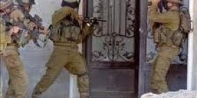 الاحتلال يعتقل مواطنا من الخليل بعد الاعتداء عليه بالضرب