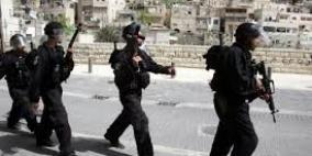 قوات الاحتلال تعتقل طفلا وتعتدي على آخرين من سلوان