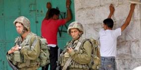 الخليل: قوات الاحتلال تعتقل مواطنين وتستدعي آخرين