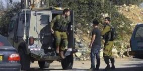 الاحتلال يعتقل مواطنا على مدخل بيت أمر