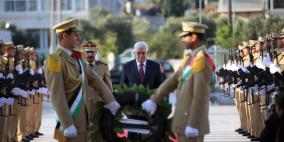 الرئيس يؤدي صلاة العيد ويضع الزهور على قبر الشهيد عرفات
