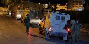 الاحتلال يعتقل سبعة مواطنين من قرية المزرعة الغربية شمال رام الله