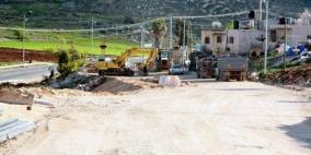 بالصور: الاحتلال يغلق مدخل قرية سنجل بالمكعبات الاسمنتية