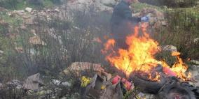 صور: بلدية البيرة تتعامل مع مخلفات طبية ألقاها مجهول على جانب الطريق