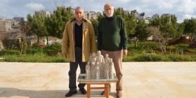 تمثال مصغر للفنانين عناني ومنصور حول تاريخ رام الله في غاليري زاوية