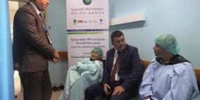 الاتصالات تقوم بمتابعة العمليات الجراحية لمرضى العيون المستفيدين من منحتها بغزة