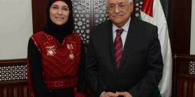 الرئيس يقلد المعلمة الحروب وسام الثقافة - مستوى الإبداع