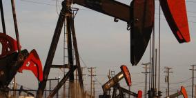 النفط يتراجع مع استمرار مخاوف تخمة المعروض