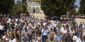 آلاف المواطنين يتوافدون إلى الأقصى لأداء صلاة الجمعة الأولى من رمضان