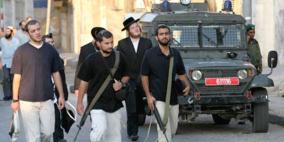 قوات الاحتلال تسلم مواطنين إخطارات بالهدم في بلدة الشيوخ بالخليل