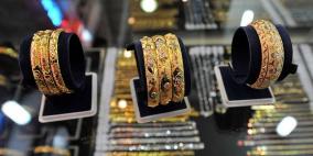 الذهب ينخفض والفضة تقلص مكاسبها