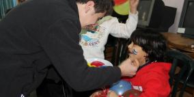 إنجاز فلسطين والهلال الاحمر ينفذان يوم تطوعي في نابلس