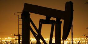 النفط يهبط عقب زيادة مفاجئة في المخزونات الأميركية