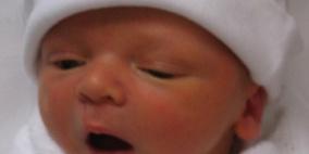 لماذا يؤذن في أذن المولود عند ولادته؟