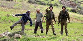 الخليل: الاحتلال يعتدي على أهالي قرية أم الخير ويمنعهم من دخول مزارعهم