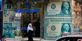 تصاعد أزمة الدولار في مصر والشركات تزحف للسوق السوداء