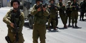 الاحتلال يقتحم بلدتين ويسلم مواطنا بلاغا في الخليل