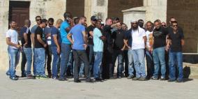 المصلون يطردون المستوطنين من باحات الأقصى