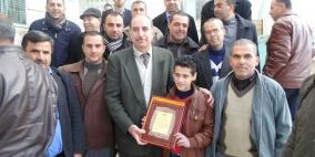 تربية الخليل تمنح الطالب عمار الشريف درع الذكاء الالكتروني 2014