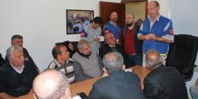 التواجد الدولي ومحافظة الخليل يلتقيان بأصحاب المحال التجارية في البلدة القديمة