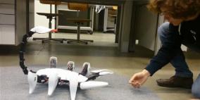 طلاب يصممون روبوتاً "عقرباً" يلدغ مهاجمه