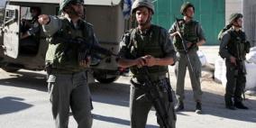 قوات الاحتلال تحتجز مواطنا من سوسيا وتمنعه من العمل بأرضه