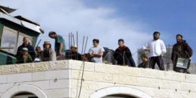 مستوطنون يبدأون بادخال أثاث إلى مبنى الرجبي بالخليل