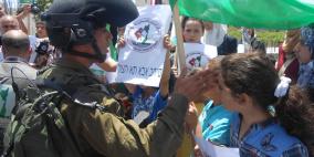 بالصور، عشرات الأطفال والنساء يشاركون في مسيرة لدعم الأسرى المضربين